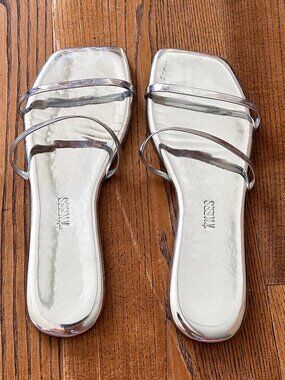 TKEES silver Gemma slides Size 8 (fits 7)